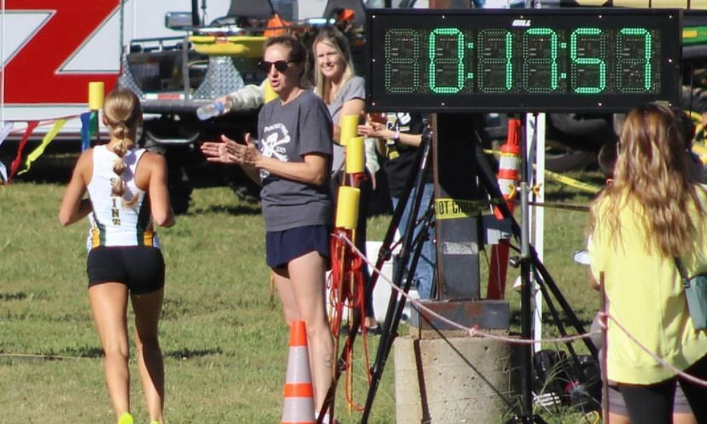 Lori Denton finishing her meet with a 17:57 time